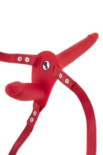 Двойной страпон с вибрацией красного цвета Fetish Tentation Vibrating Strap-On - 2