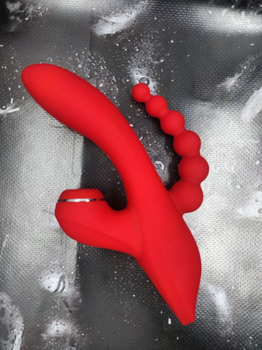 Вакуумный стимулятор тройной с отростком для клитора красного цвета Dream Toys REVOLUTION ANNA - 9