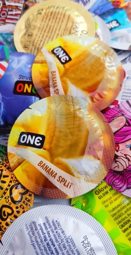Презервативи ONE Banana Split з ароматом і смаком банана по 1 шт - 4