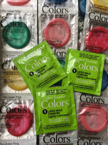 Презерватив ультротонкий разноцветный Okamoto Industries Crown Assorted Colors 1 штука - 2