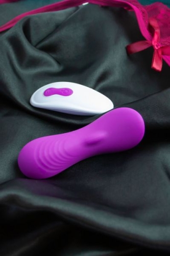 Вибратор для клитора в трусики фиолетовый на пульте ДУ Pleasurizer Delights - 2