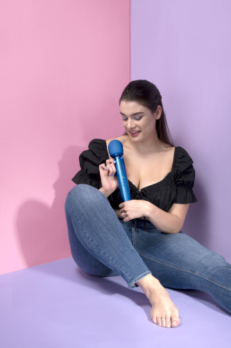 Вібромасажер Ванд у формі мікрофона синього кольору Le Wand Rechargeable massager - 11